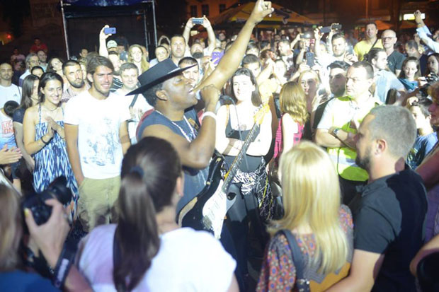 Карвин Џонс све одушевио